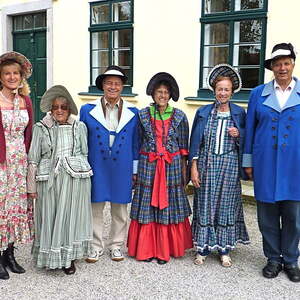 Senioren fuhren mit der Pferdeeisenbahn