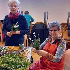 Palmbuschen binden in der Pfarre St. Quirinus