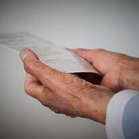 Lesen eines Schriftstückes