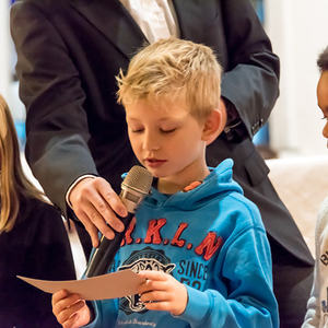Neue Ministranten in der Pfarre Kirchdorf/KremsAm Christkönigssonntag steht der Gottesdienst in Kirchdorf/Krems ganz im Zeichen der Ministrantinnen und Ministranten. Die beiden Leiter Jakob und Samuel Haijes haben dabei auf kindgerechte Elemente bes