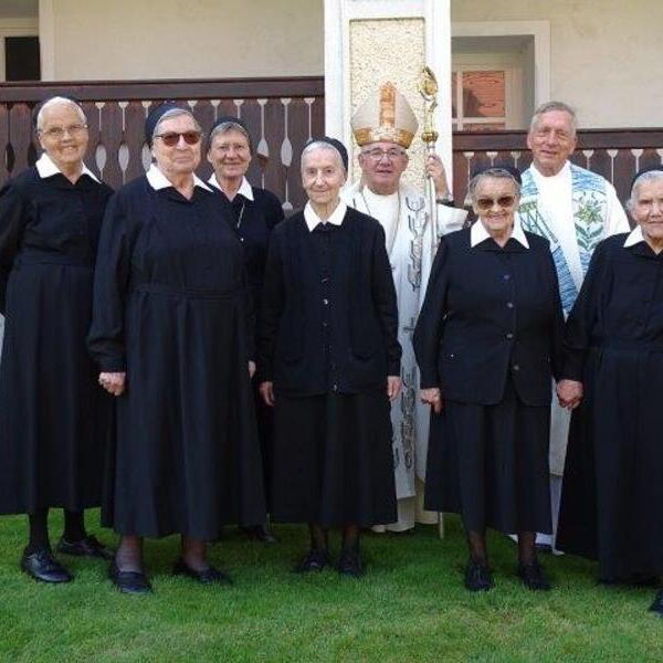 Sr. Annemarie Ebenhofer, Sr. Thoma Hofbauer, Priorin Hanna Jurman, Sr. Lydia Süss, Abt em. Ambros Ebhart, Sr. Kordula Weichselbaumer, P. Albert Dückelmann,  Sr. Brunhilde Fuchs