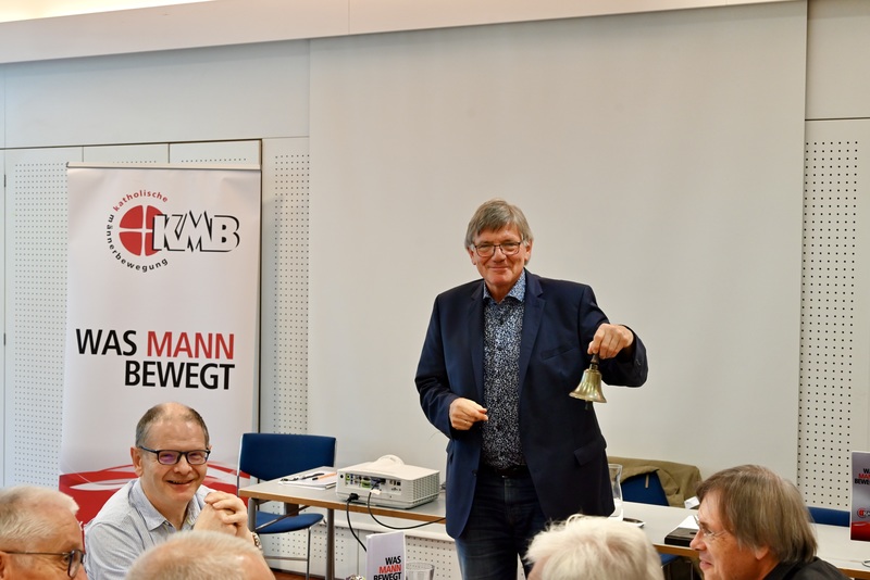 Dr. Wilhelm Achleitner beim Vortrag mit der KMB Glocke