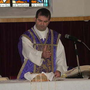 Die Kreuze für die Ministranten werden gesegnet