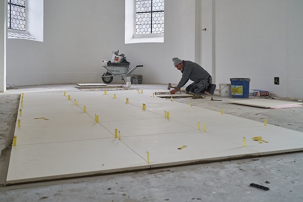 Bodenplatten legen Seitenkapelle