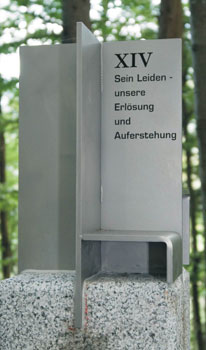 Mollner Kreuzweg Station 14 / © Walter Fuchs Der heilige Leichnam Jesu wird in das Grab gelegt