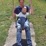 Vater und Sohn Lukas beim Schaukeln