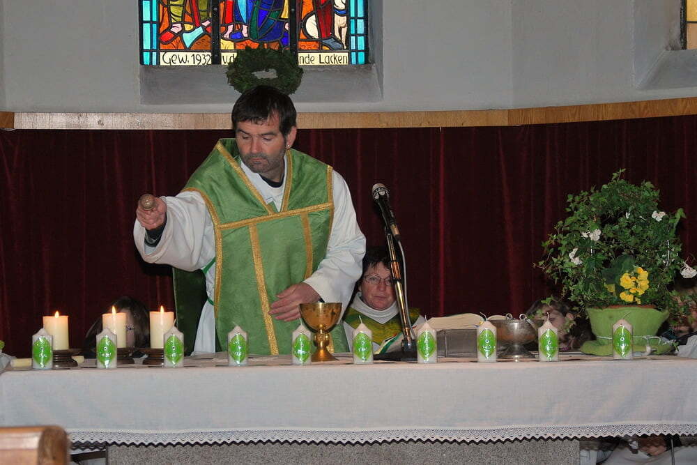 Gottesdienst und Kindersegnung mit den Taufeltern des Vorjahres