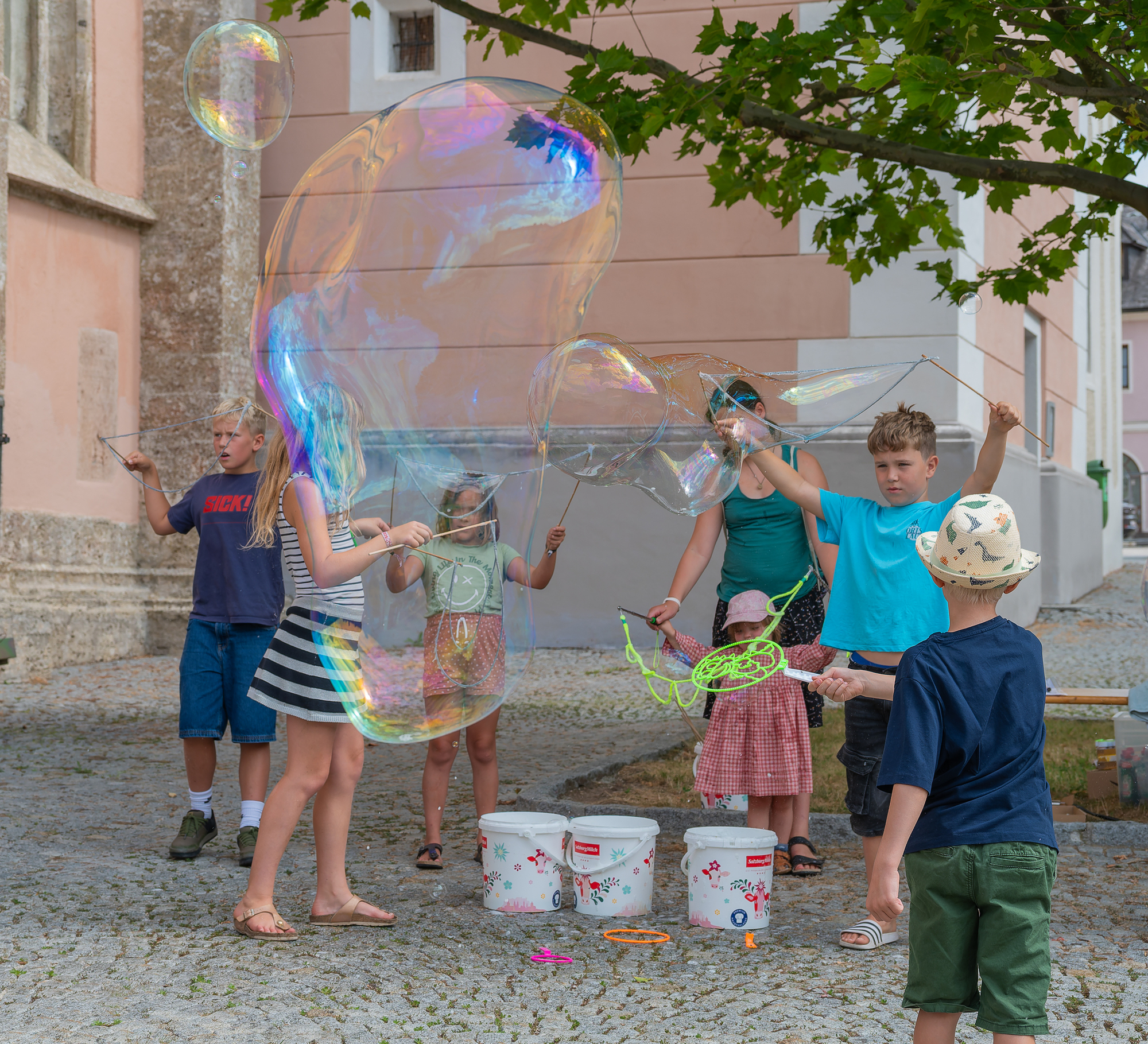 Platz vor der Kirche wurde zur Spielarena