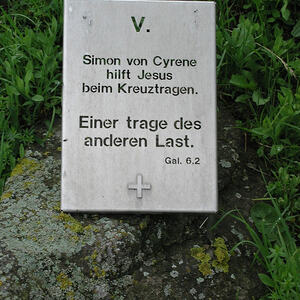 V. Station: Simon von Cyrene hilft Jesus das Kreuz tragen.
