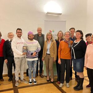Elias Jamalzadeh in der Bibliothek Buchkirchen