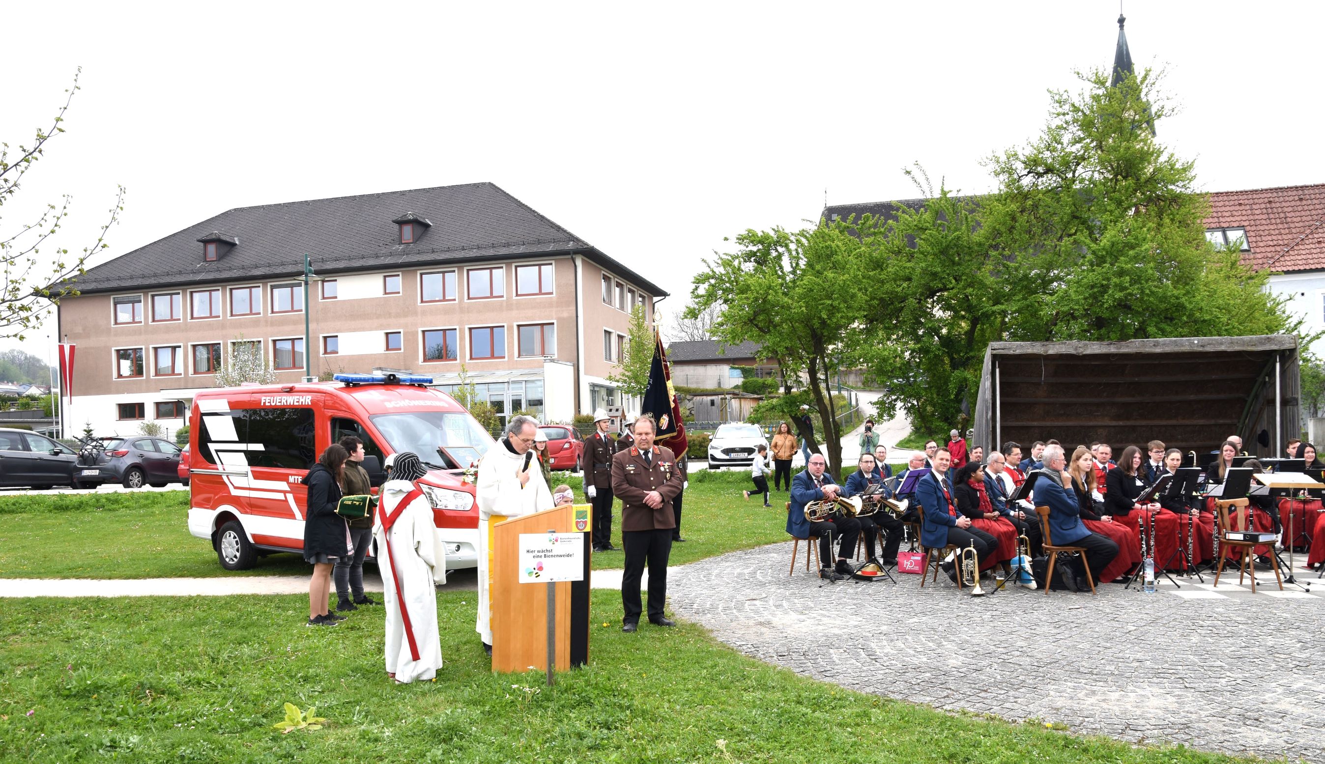 Segnung Feuerwehrauto / © Pfarrgemeinde Schönering Segnung Feuerwehrauto