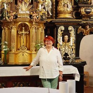 Ernestine Lehrer, Obfrau des Pfarrgemeinderates in der Pfarrgemeinde Wippenhamtattung sowie die künstlerische Neugestaltung des Altarraumes koordiniert und trägt Sorge für dessen E