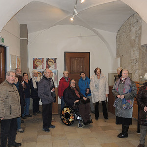 Begeisterte Zuhörer bei der Führung durch die Räumlichkeiten mit den wunderschönen romanischen Fresken