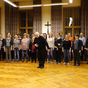 Wolfgang Kreuzhuber mit dem Chor des Konservatoriums für Kirchenmusik der Diözese Linz