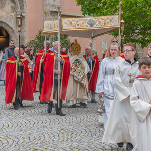Feierliche Prozession durch die Stadt