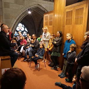 Domorganist Wolfgang Kreuzhuber mit großen und kleinen Orgelentdeckerinnen und Orgelentdeckern an der Rudigierorgel