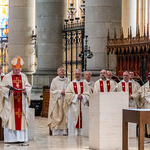 Ölweihmesse im Linzer Mariendom mit 100 jungen Ministrant:innen