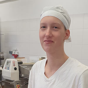 Tamara Hinteregger vom Caritas-Projekt BACKma's in Wels mit den Brotkeksen