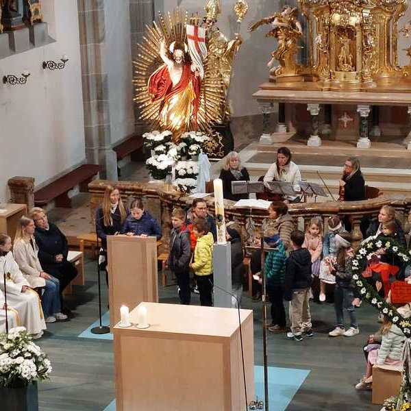 amiliengottesdienst - mit den Täuflingen