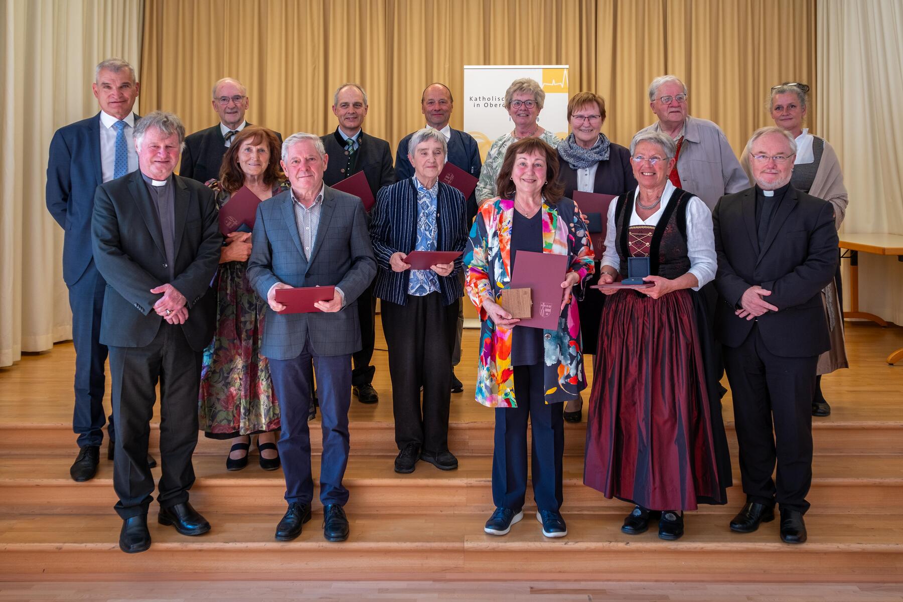 Gruppenfoto / © Diözese Linz / Johannes Kienberger Am 12. Mai 2026 überreichte Diözesanbischof Manfred Scheuer im Linzer Priesterseminar an engagierte Christ:innen die Florian-Medaille und die Severin-Medaille.