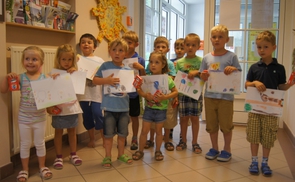 Kinder vom Caritas Kindergarten Peuerbach mit ihren Väterbildern und PAPALAPAP-Spielen                    