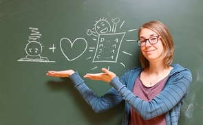 Christina-Elisa Haslehner engagiert sich im Caritas-Lerncafé in Linz-Auwiesen.