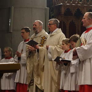 Zelebranten (Wilhelm Vieböck, Ewald Volgger) und Ministranten