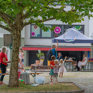 Platz vor der Kirche wurde zur Spielarena