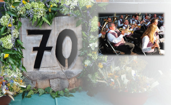 70 Jahre kfb Laakirchen, Kräuterbüscherl, neue Tracht der Stadtkapelle / (c) Günther Portenschlager, Pfarre Laakirchen Maria Himmelfahrt 2021