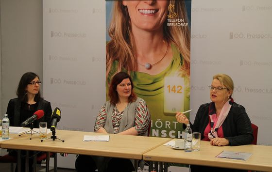 v.l.: Doris Bauer, MSc (Projektleiterin Onlineberatung), Patricia Groiß-Bischof, BA (Safer Internet) und Mag.a Silvia Breitwieser (Leiterin TelefonSeelsorge OÖ)
