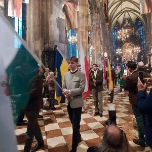 Feierlicher Einzug mit Flaggen aus aller Herren Länder.