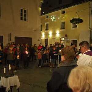 Adventkranzsegnung am Höllplatz