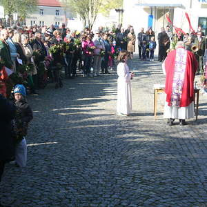 Palmweihe vor der Kirche
