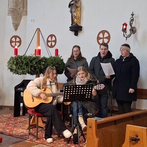 vlnr: Hannah, Annalena, Daniela, Leonhard und Maria musizieren.