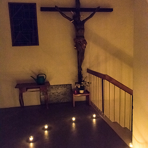 Nacht der 1000 Lichter erstmals auch in in der Pfarre Kirchdorf/Krems. Der Lichterweg begann am Kirchenplatz und führte durch die Kirche. Dort gab es mehrere Impuls-Stationen: Genussmeditation, Namensbänke wie Glaubensbank, Kraftbank, Gott-Sei-Dank-B