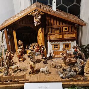 'Heimatkrippe' von Robert gefertigt, Figuren von Bacher Walter aus Brixen