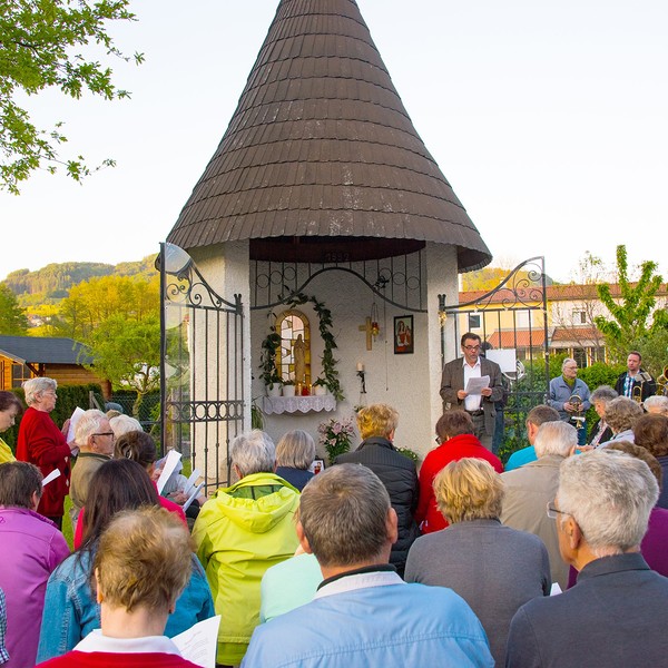 Mai-Andacht bei der Kapelle am Kapellenweg