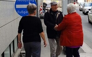 Präl. Mag. Max Mittendorfer wird von Ulli Ring und Hanni Lettner begrüßt