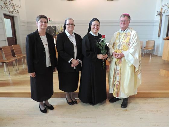 V. l.: Aubildungsleiterin Sr. Teresa Hametner, Generaloberin Sr. Angelika Garstenauer, Sr. M. Elisabeth Pérez Gutiérrez, Diözesanbischof Dr. Manfred Scheuer