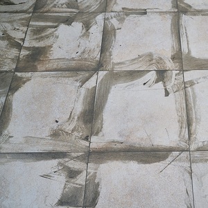 Bodenfliesen verfugen