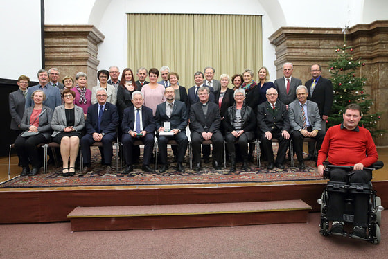 Silbernes Ehrenzeichen für Johann Padinger / © Land Oberösterreich, Heinz Kraml Silbernes Ehrenzeichen für Johann Padinger
