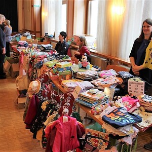Erfolgreicher Baby- und Kinderkleider-Basar