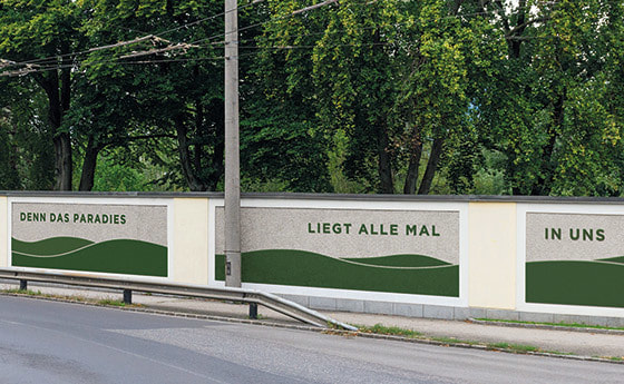 Mauer des St. Barbara Friedhofs mit einem Zitat, geschrieben aus Moos, von Adalbert Stifter. / Katharina Anna Loidl Mauer des St. Barbara Friedhofs mit einem Zitat, geschrieben aus Moos, von Adalbert Stifter.