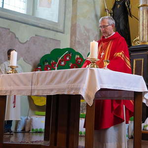 Firmspender am Altar