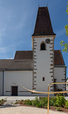 Im Rahmen der Neugestaltung des Kirchenplatzes in Schönau im Mühlkreis gestaltete die aus Münzkirchen stammende Künstlerin Judith Huemer drei Interventionen/Elemente. Die „Trilogie für Schönau“ nimmt Bezug auf die Etappen eines Lebensweges und verwei