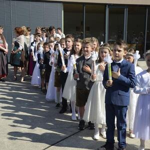 Die Kinder sind bereit für den Einzug.