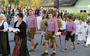                    Bei wunderschönem Herbstwetter feierten wir unser Erntedankfest in Ottnang.             