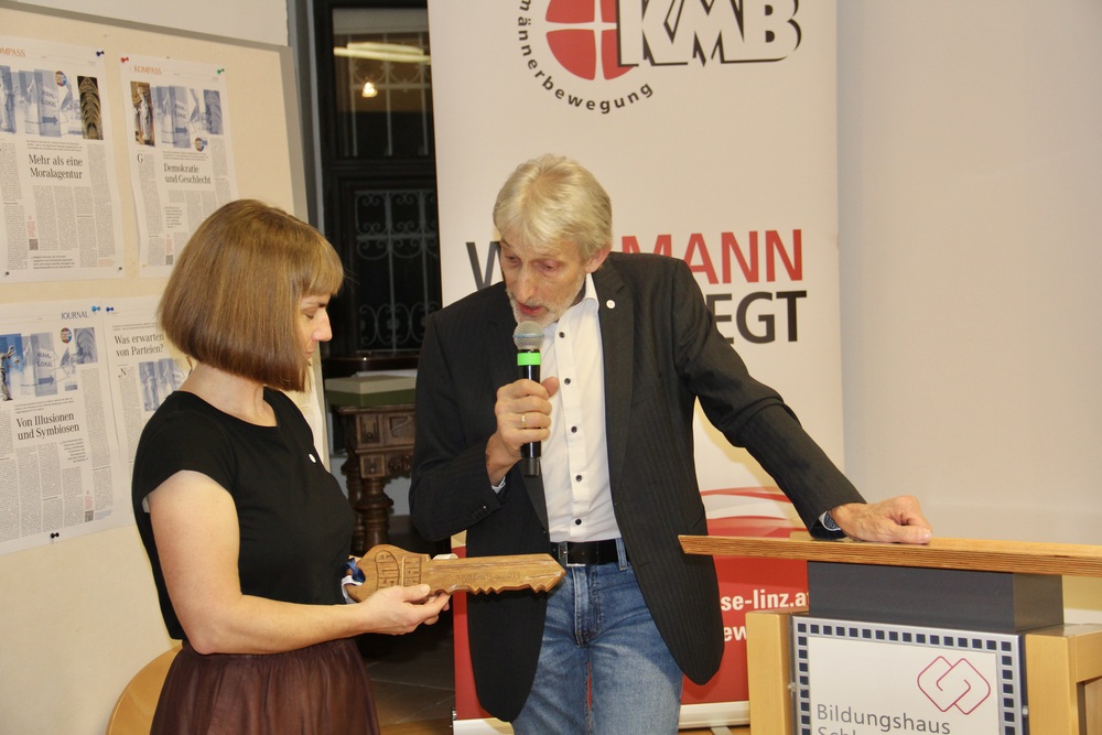 Franz Hehenberger übergibt symbolisch einen Schlüssel an die neue Geschäftsfüherin von Sei So Frei OÖ Magdalena Glasner