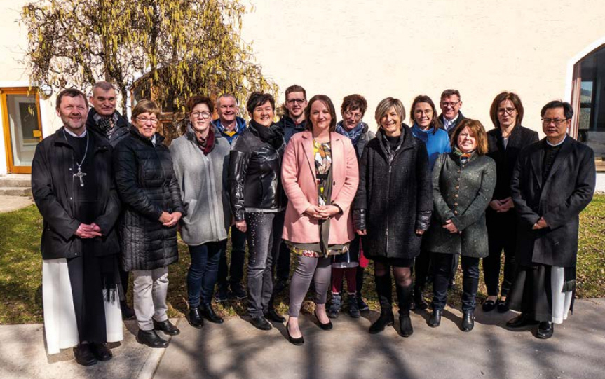 © D. Bahr v.l.: Abt Reinhold Dessl, Hofer Christian, Riederer Maria, Radler Elisabeth, Katzmaier Bernhard, Obermüller Marianne, Fuchs Richard, Kaiser Maria, Freiseder Gabi, Maresch Barbara, Überall Anita, Diakon ANton Kimla, Limberger Marianne, Brandls Karin,