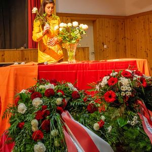 Gedenkfeier an die Opfer des ehemaligen KZ Außenlagers Ternberg unter dem Thema „Politischer Widerstand“Bild: Gedenken der Opfer mit Verlesung der Namen und jeweils eine Rose dazu